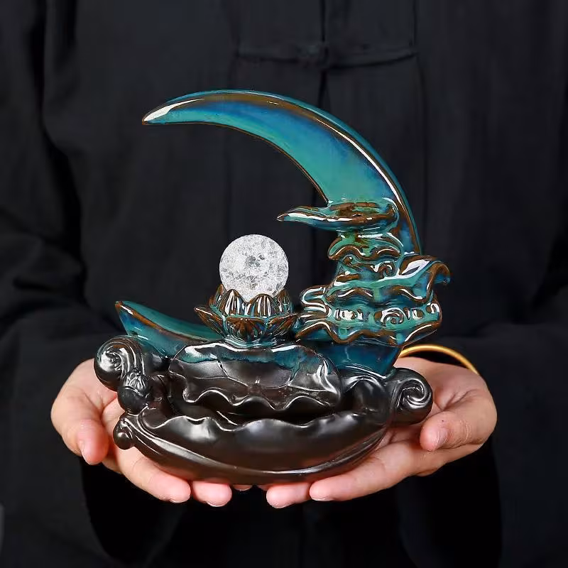 Porte-encens cascade en céramique avec croissant de lune et lotus
